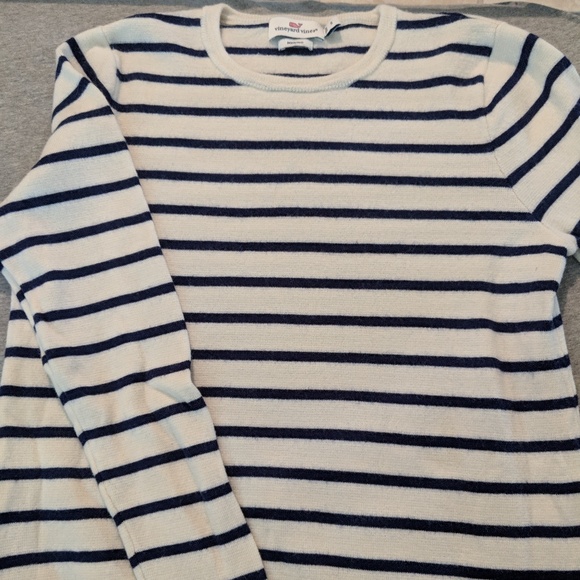 Vineyard Vines sweater - Picture 1 of 3